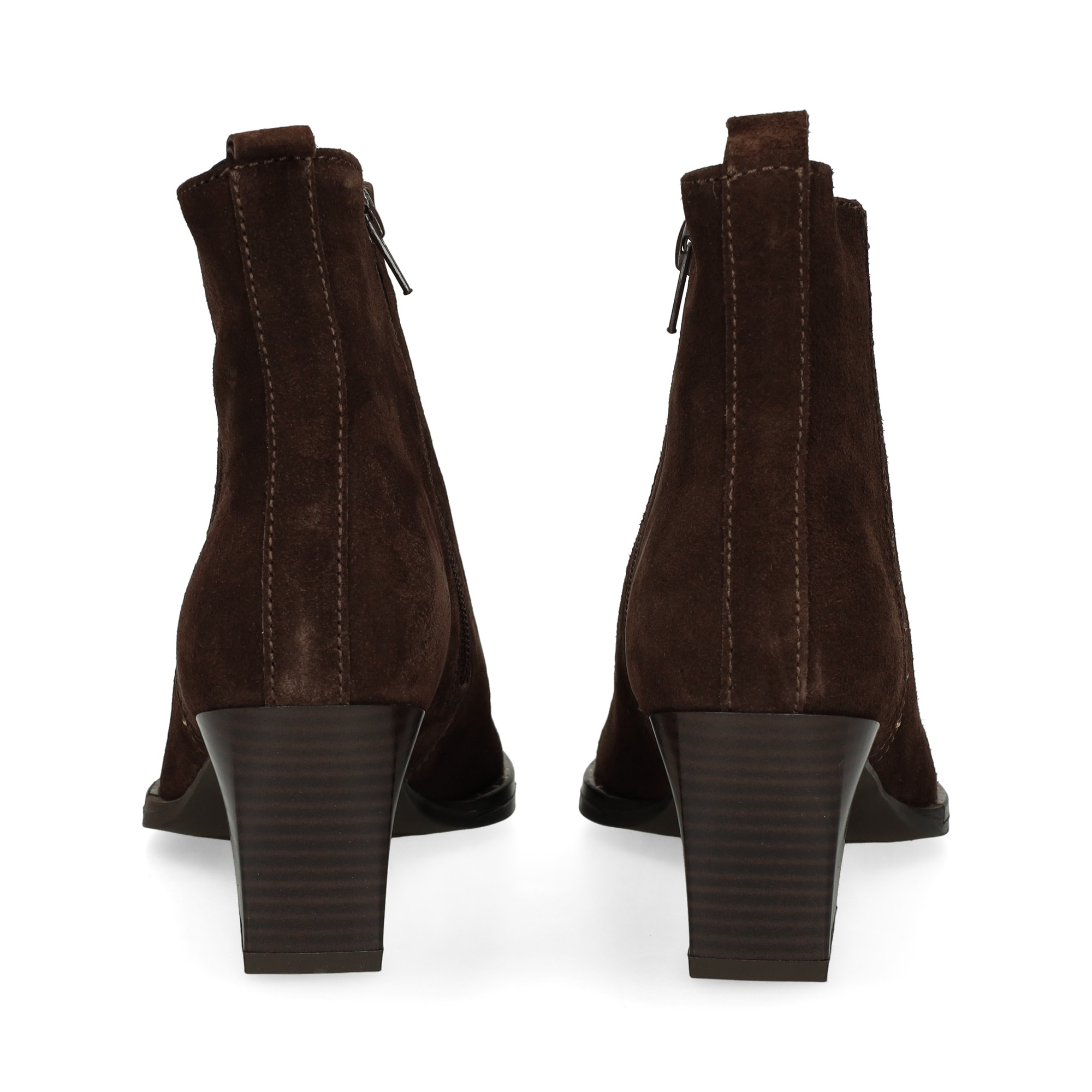 botin-tacon-detalle-tachas-chocolate