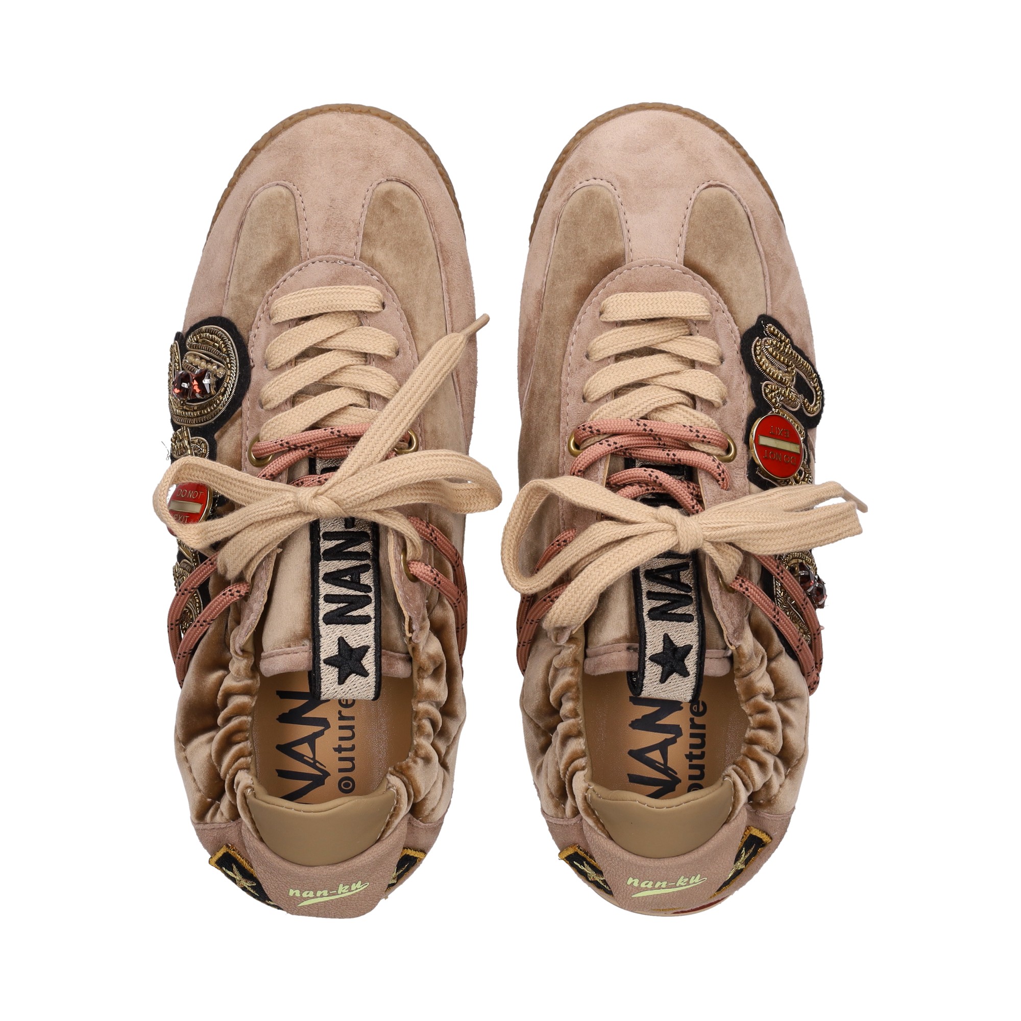 deportivo-broche-tercipelo-beige