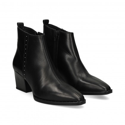 botin-tacon-detalle-tachas-piel-negro