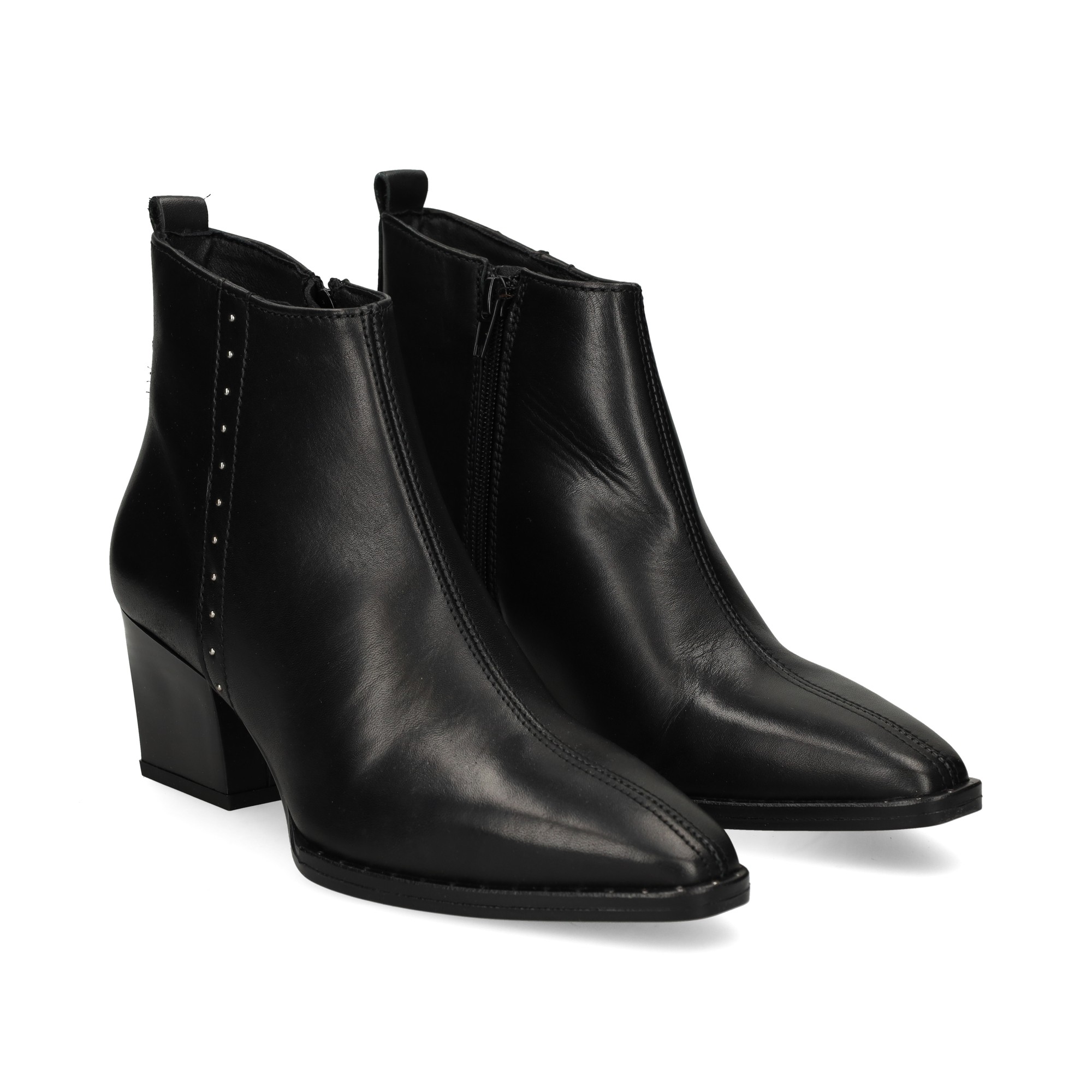 botin-tacon-detalle-tachas-piel-negro