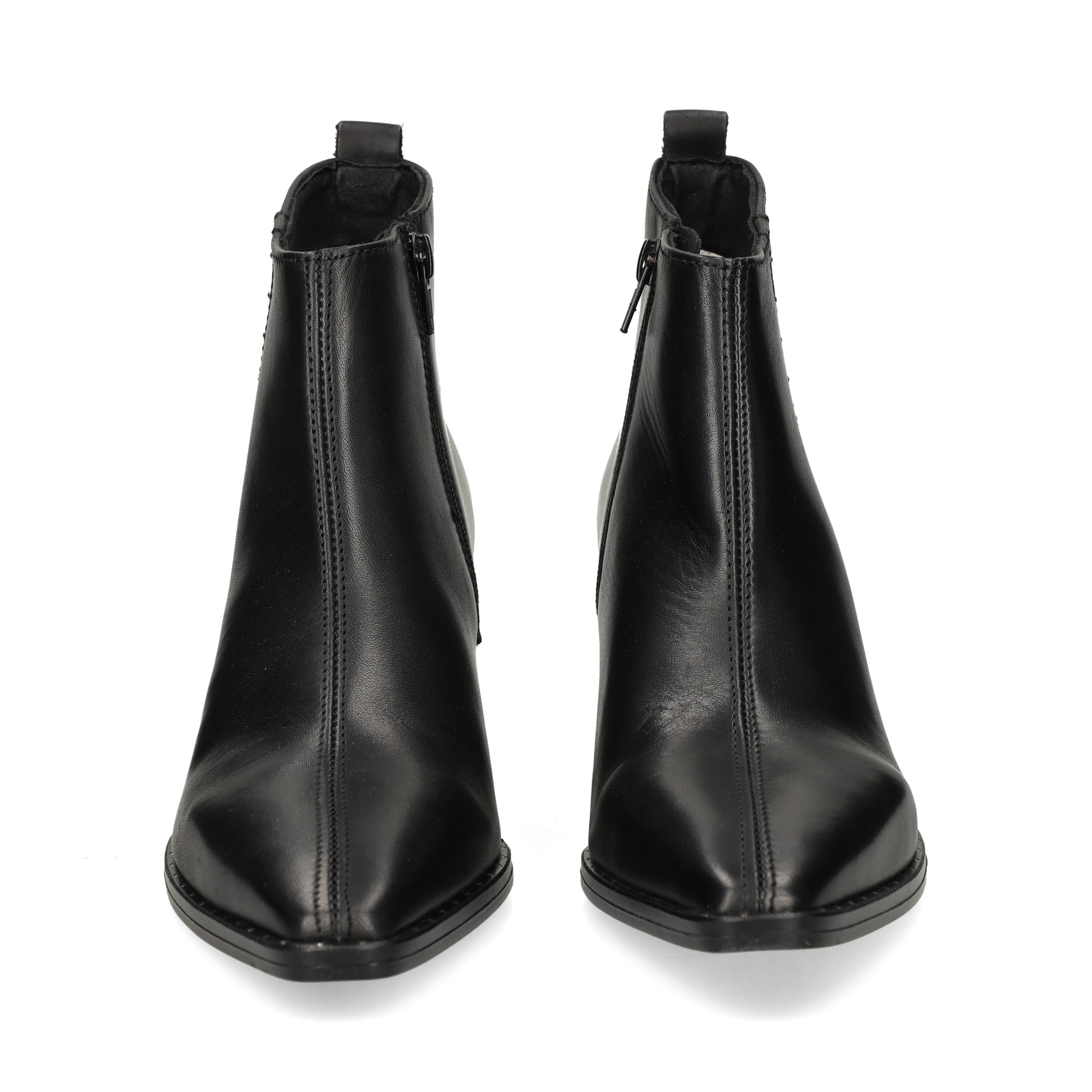 botin-tacon-detalle-tachas-piel-negro