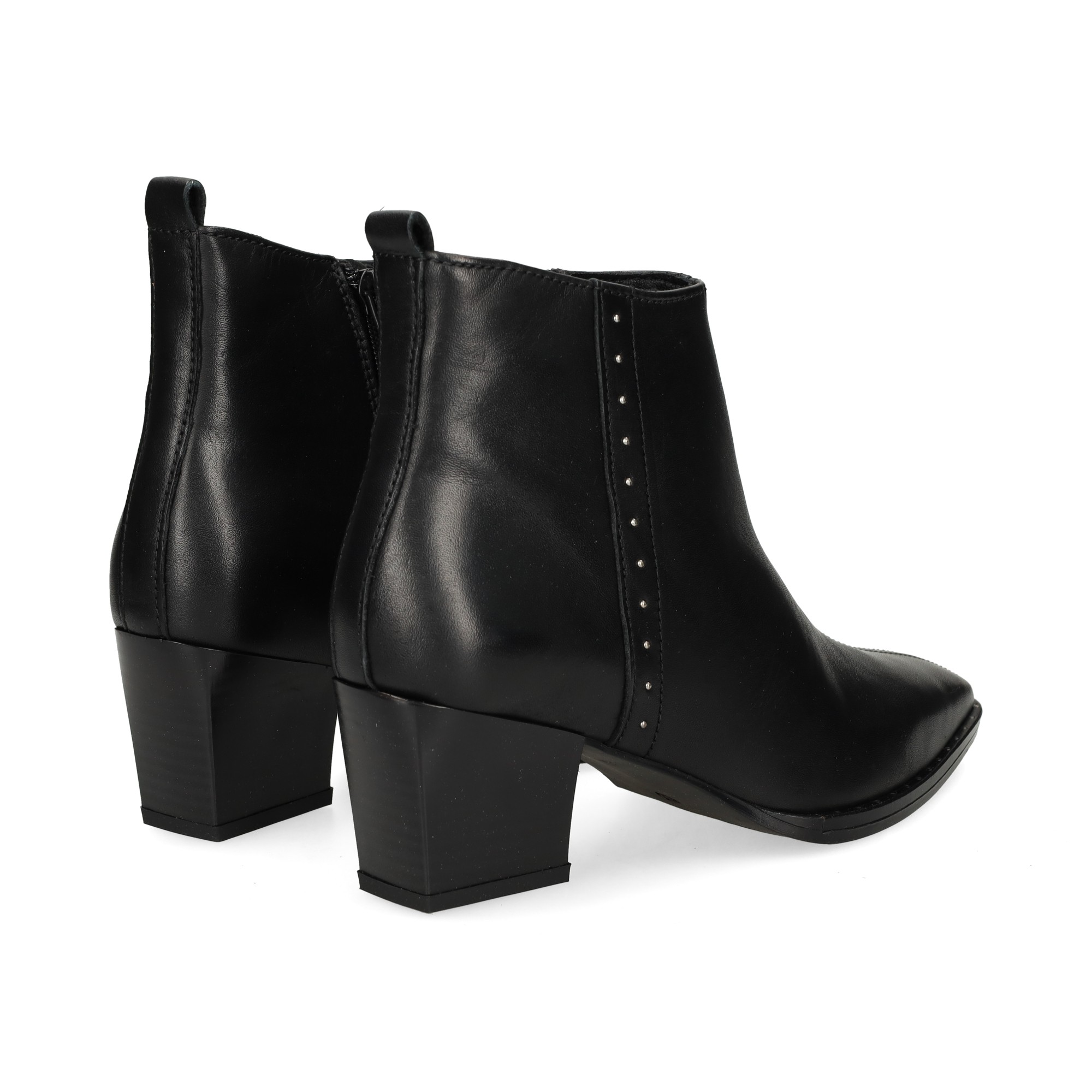 botin-tacon-detalle-tachas-piel-negro
