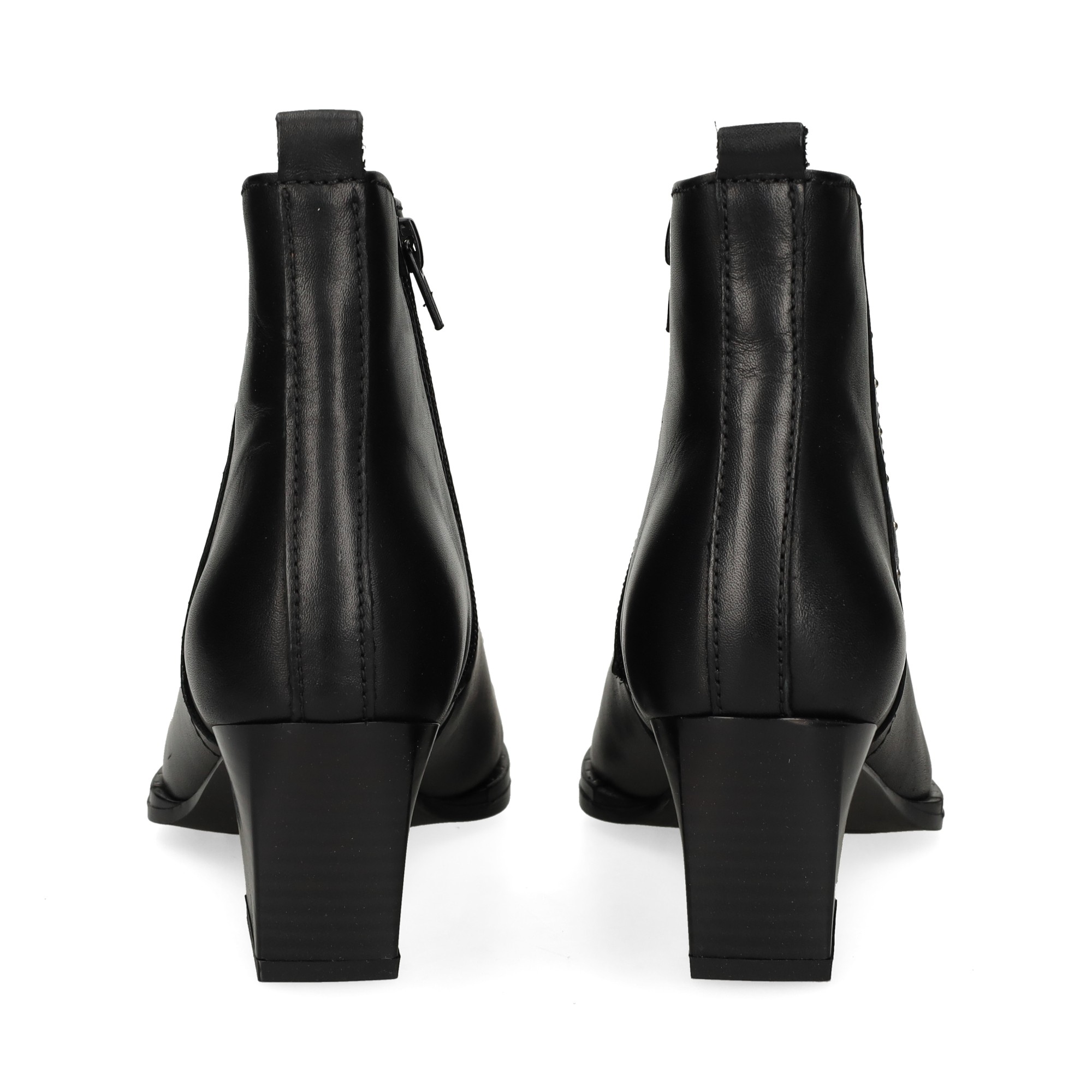 botin-tacon-detalle-tachas-piel-negro