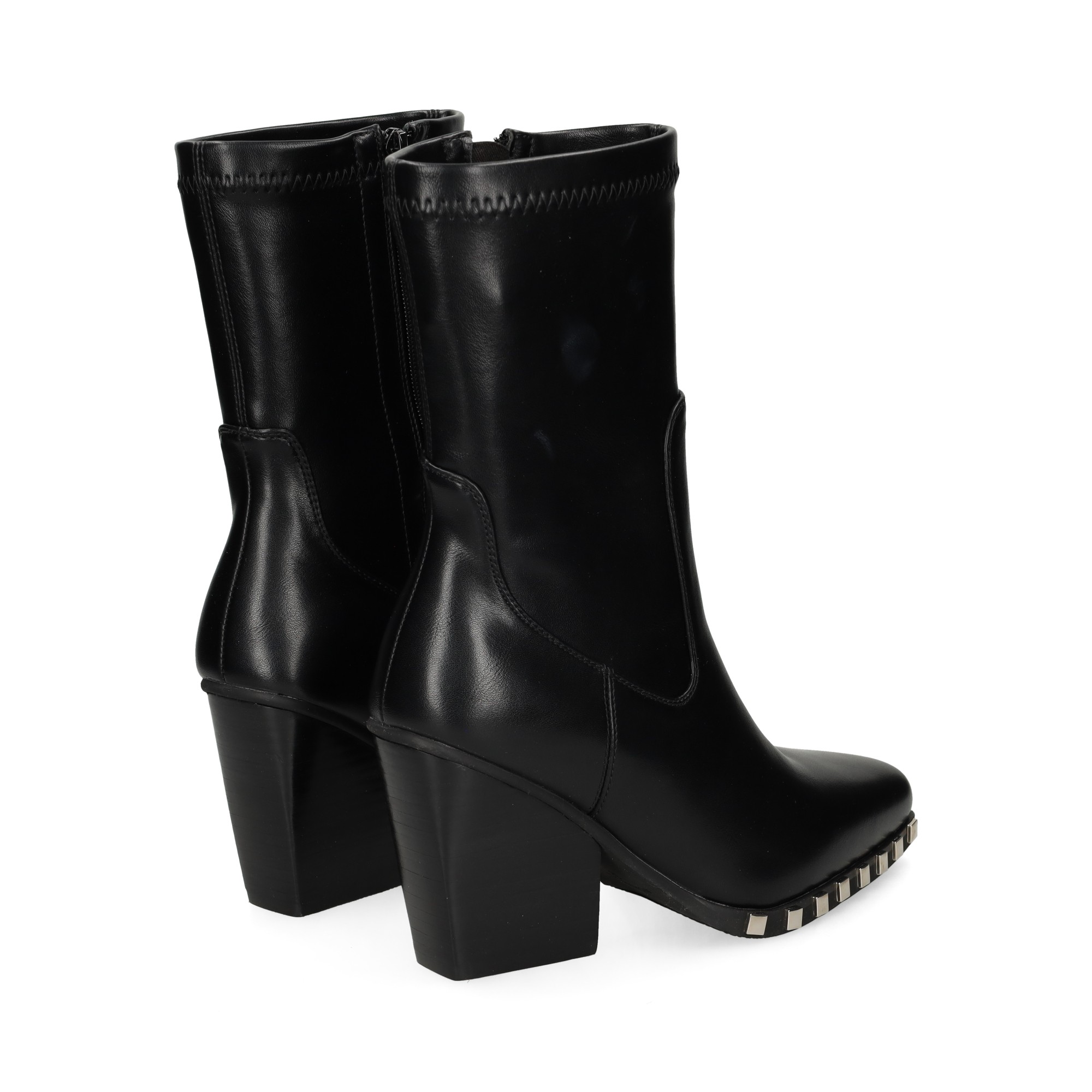 botin-tachuelas-contorno-negro