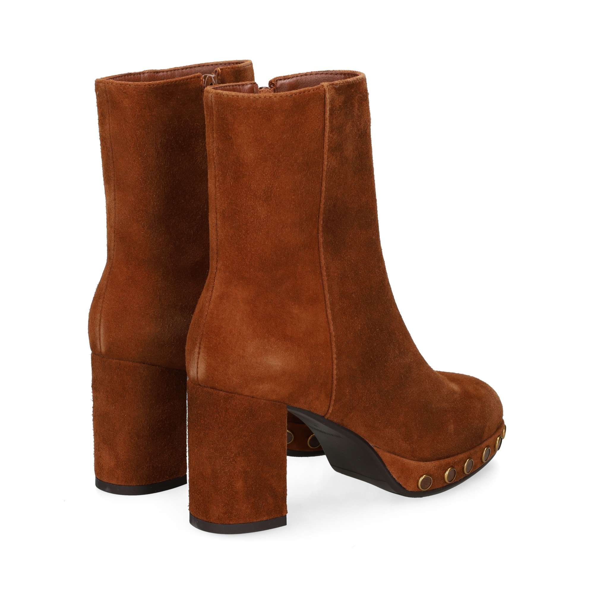 botin-tachuelas-contornoo-ante-cuero
