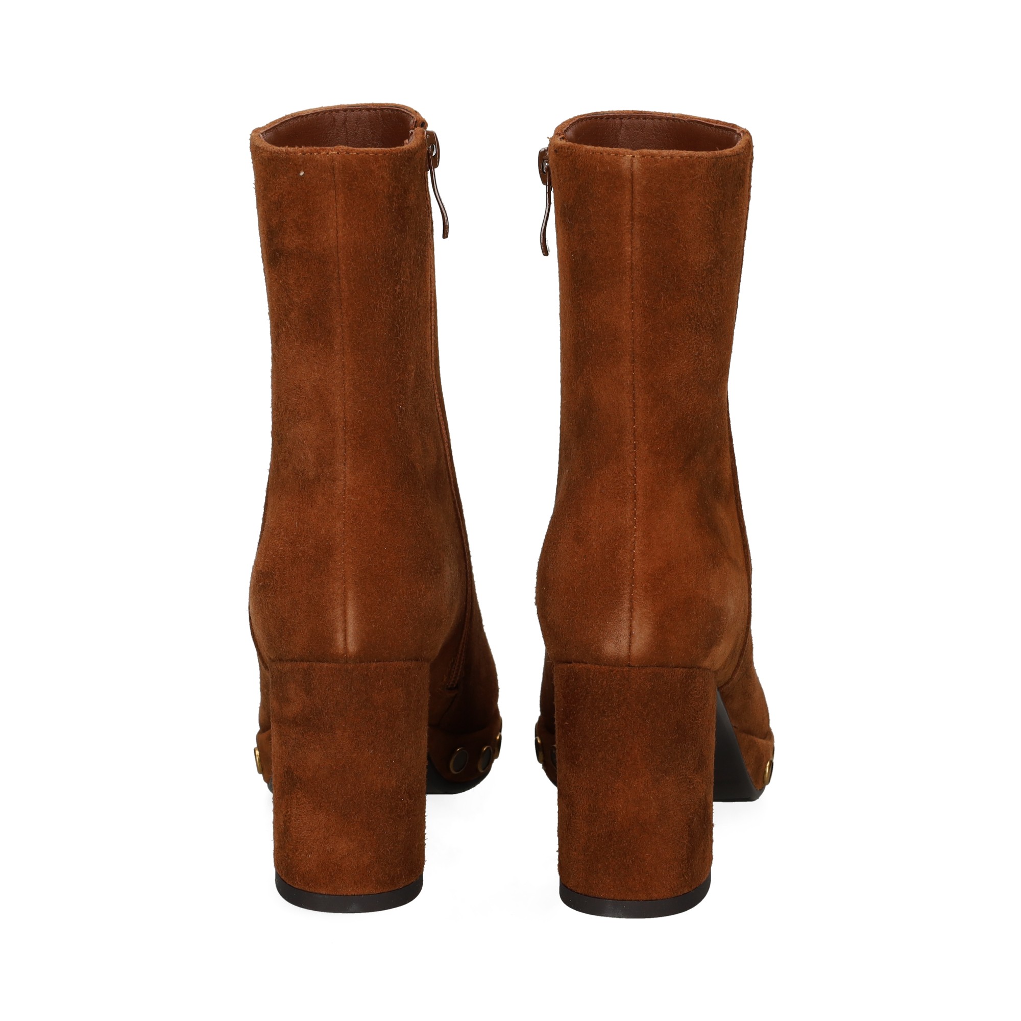 botin-tachuelas-contornoo-ante-cuero