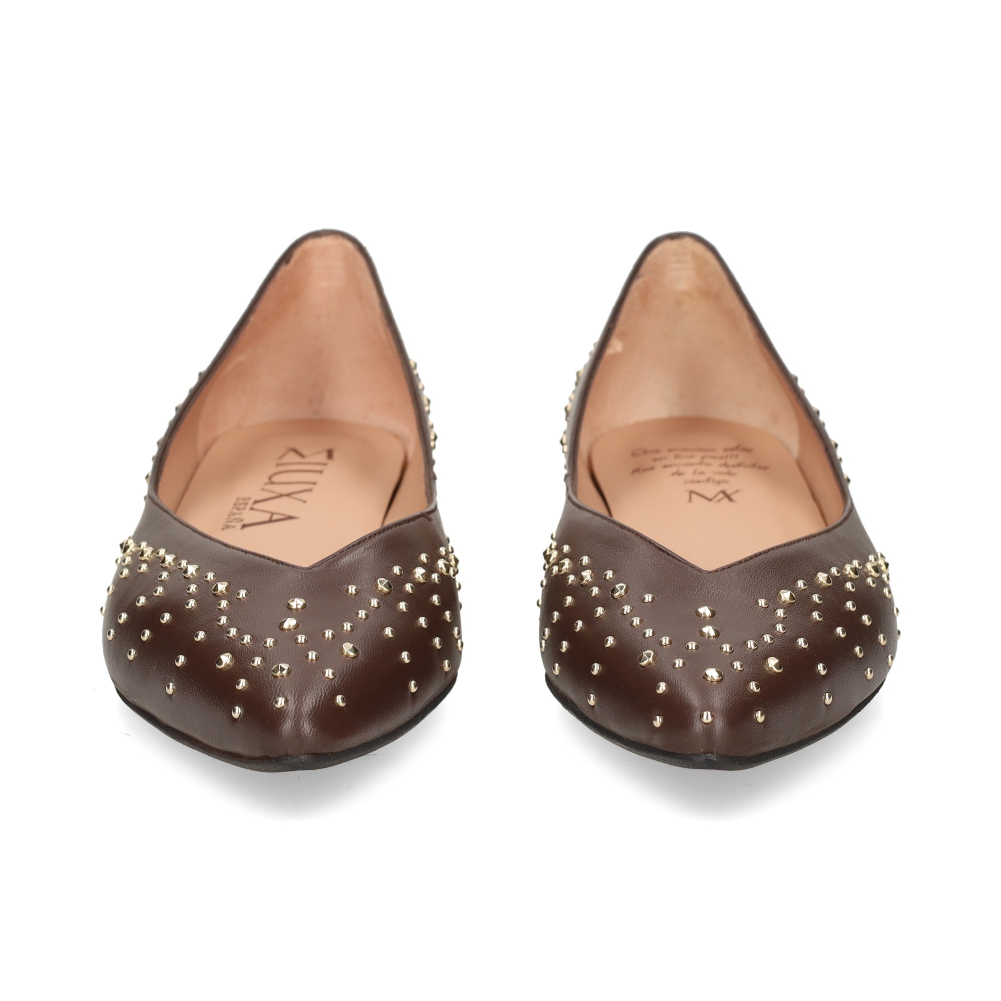 bailarina-detalle-tachas-piel-moka